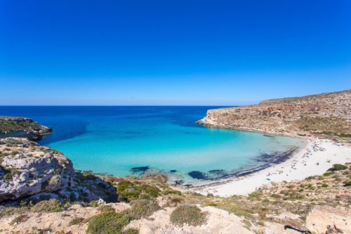 Самые красивые пляжи мира с белым песком, чистой водой и потрясающими пейзажами Самые красивые пляжи мира с белым песком, чистой водой и потрясающими пейзажами