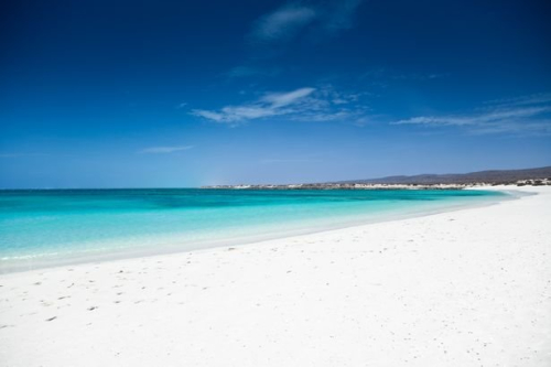 Самые красивые пляжи мира с белым песком, чистой водой и потрясающими пейзажами Самые красивые пляжи мира с белым песком, чистой водой и потрясающими пейзажами